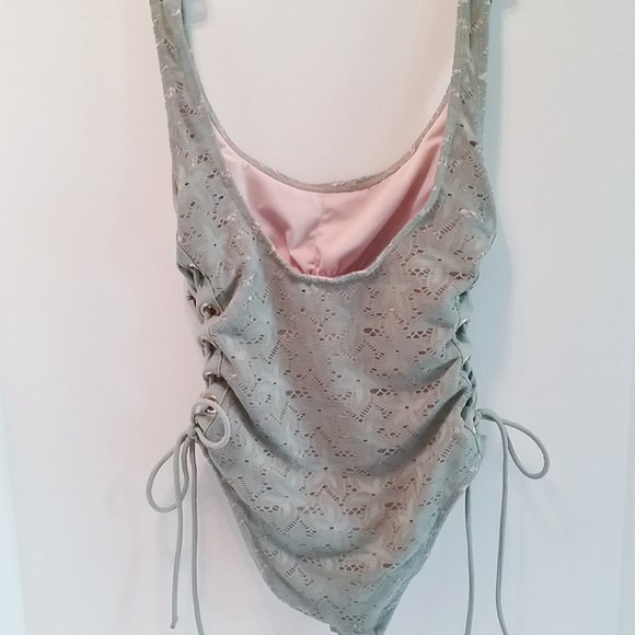 No Boundaries siwm suit - Picture 4 of 10